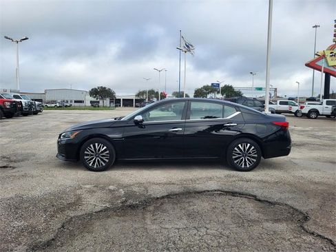 Used 2024 Nissan Altima 2.5 SV image 2