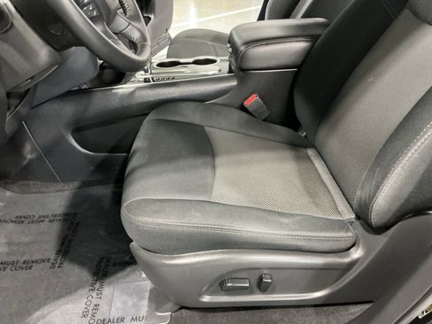 Used 2020 Nissan Pathfinder SV image 19