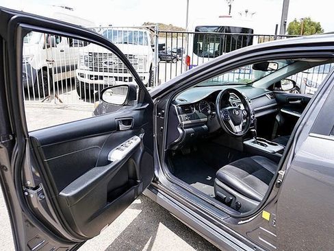 Used 2013 Toyota Camry SE w/ Leather Pkg FWD image 33