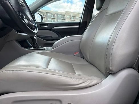 Used 2017 Toyota Highlander XLE w/ Carpet Mat Package AWD/4WD image 12