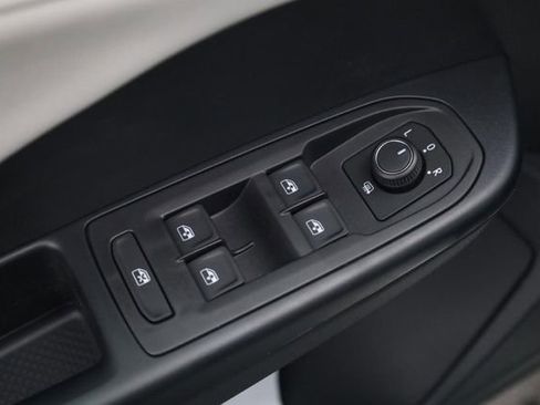 New 2026 Volkswagen Taos SE image 10