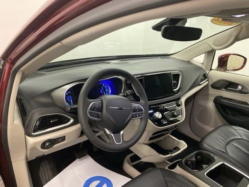 Used 2022 Chrysler Pacifica Touring-L image 7
