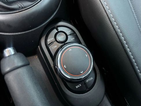 Used 2019 MINI Cooper 4-Door Hardtop w/ Signature Upholstery Package image 18