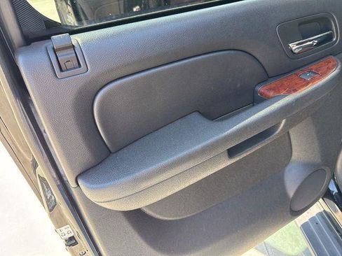 Used 2014 Chevrolet Suburban LS image 30