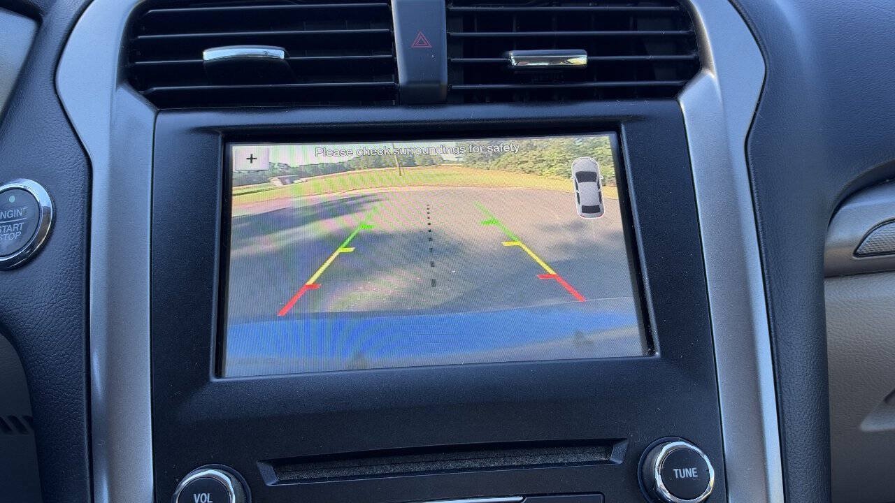 Used 2017 Ford Fusion SE w/ Fusion SE Technology Package FWD image 18