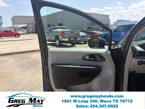 Used 2022 Chrysler Pacifica Touring-L FWD image 10