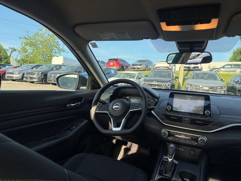 Used 2025 Nissan Altima 2.5 SV FWD image 34