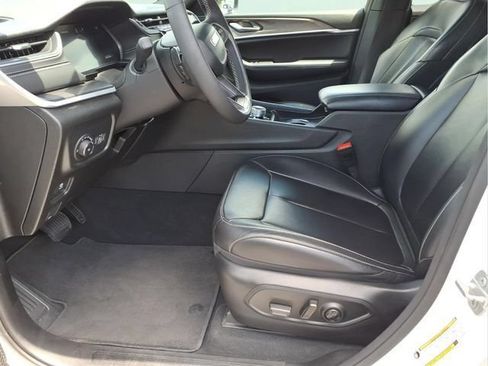 Used 2025 Jeep Grand Cherokee Limited AWD/4WD image 19