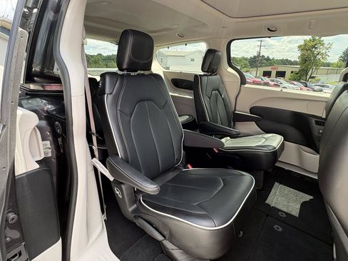 Used 2023 Chrysler Pacifica Limited AWD/4WD image 21