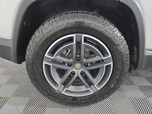 Used 2025 Rivian R1S Adventure Dual AWD/4WD image 12