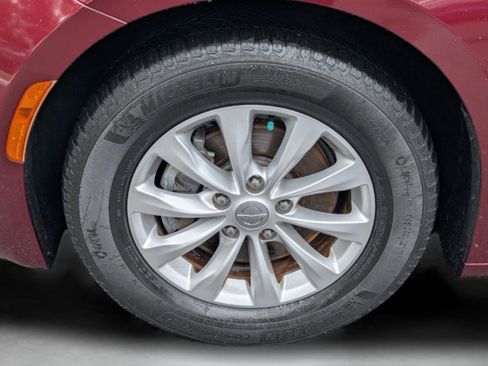 Used 2017 Chrysler Pacifica Touring-L image 14