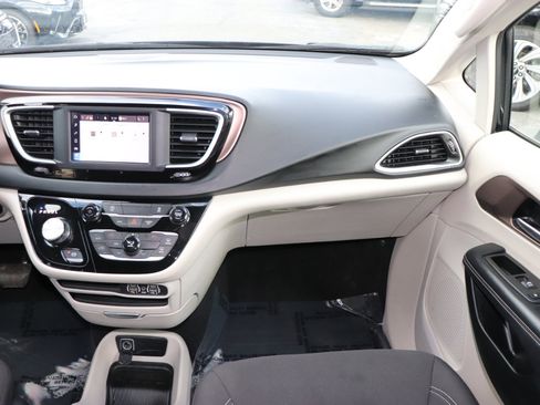 Used 2023 Chrysler Voyager LX image 20