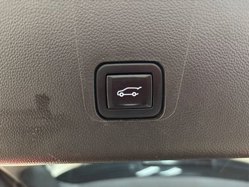 Used 2021 Chevrolet Traverse LT image 14