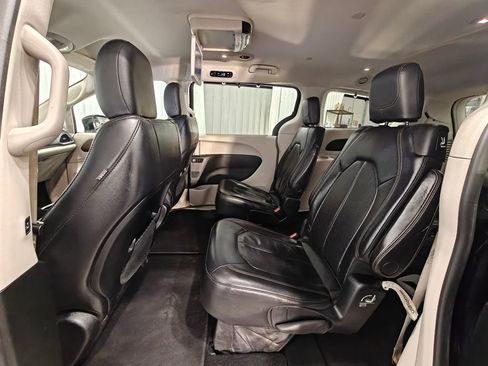 Used 2018 Chrysler Pacifica Touring-L w/ Tire & Wheel Group image 31