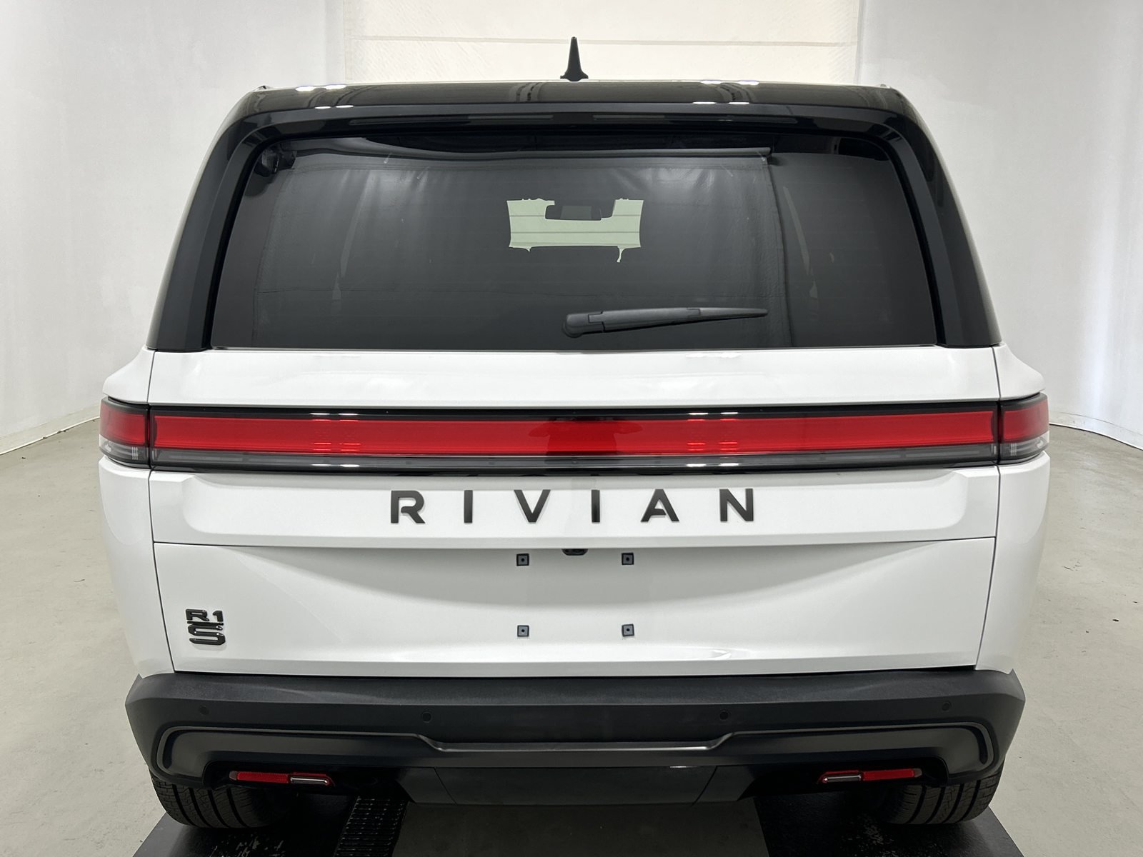 Used 2025 Rivian R1S Adventure Dual AWD/4WD image 4