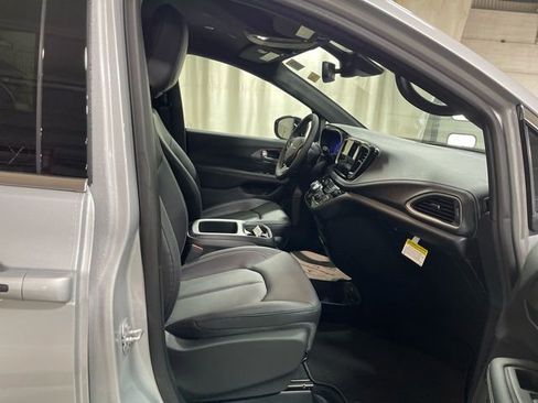 New 2026 Chrysler Pacifica Select image 24
