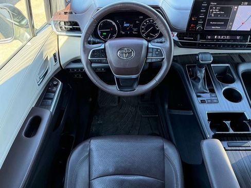 Used 2023 Toyota Sienna Platinum image 17