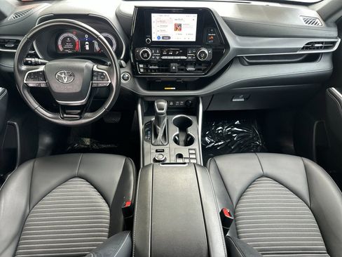 Used 2025 Toyota Highlander XSE AWD/4WD image 12