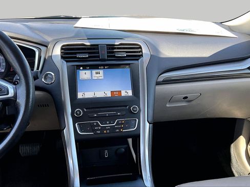 Used 2017 Ford Fusion SE w/ Fusion SE Technology Package FWD image 5
