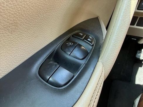 Used 2016 Nissan Rogue SV w/ SV Family Package FWD image 13