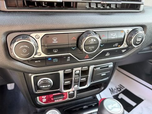 Used 2024 Jeep Wrangler Unlimited AWD/4WD image 19