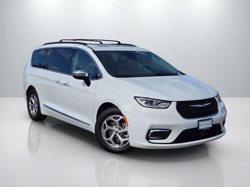 Used 2023 Chrysler Pacifica Touring-L image 1