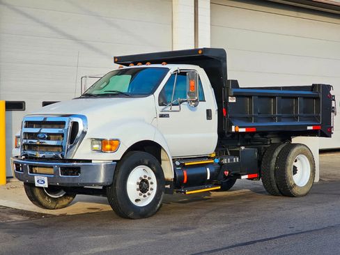 Used 2015 Ford F750 2WD Regular Cab Super Duty image 2