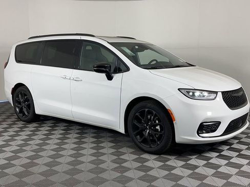 New 2025 Chrysler Pacifica Limited image 2