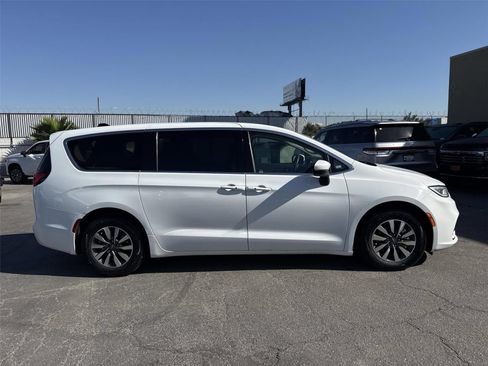 Used 2023 Chrysler Pacifica Touring-L FWD image 2