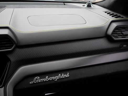 Used 2022 Lamborghini Urus image 24