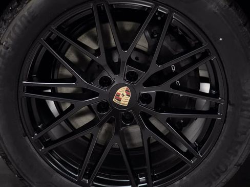 Certified 2025 Porsche Cayenne image 11