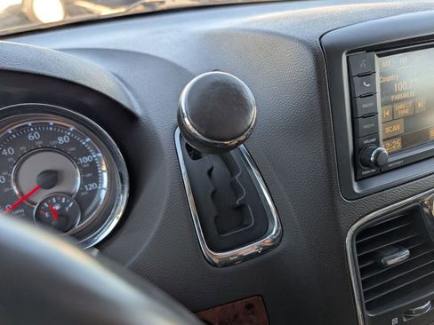 Used 2016 Chrysler Town & Country Touring image 18