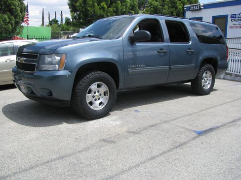 Used 2010 Chevrolet Suburban LS RWD image 2