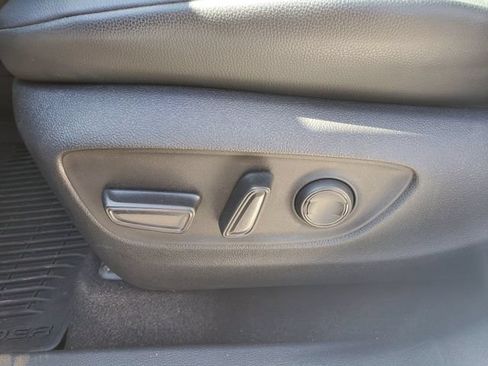 Used 2023 Toyota Highlander XLE AWD/4WD image 19