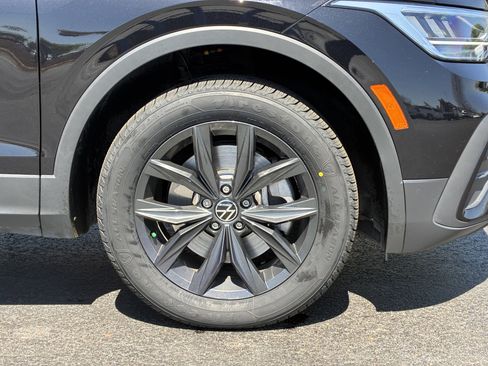 Used 2024 Volkswagen Tiguan SE image 6