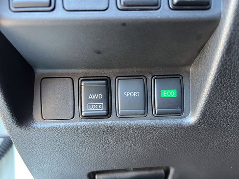 Used 2018 Nissan Rogue SV AWD/4WD image 17