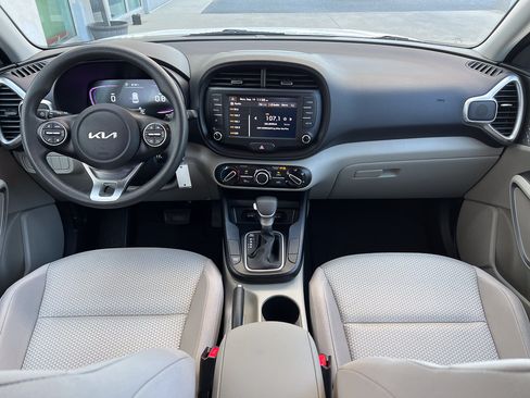 Used 2025 Kia Soul LX w/ LX Technology Package FWD image 26