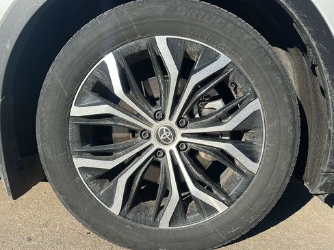 Used 2023 Toyota Crown Limited image 16