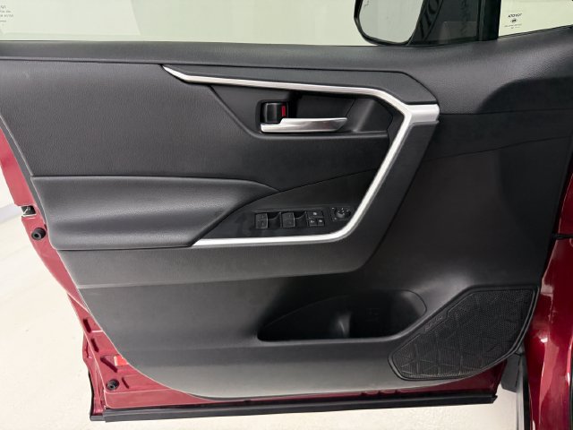Used 2022 Toyota RAV4 XLE w/ Convenience Package FWD image 28