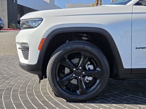 Used 2023 Jeep Grand Cherokee Limited w/ Black Appearance Package AWD/4WD image 12