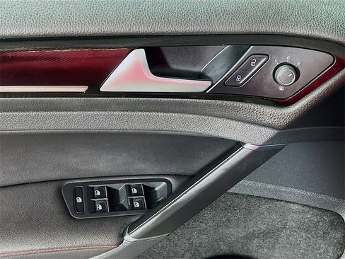 Used 2017 Volkswagen GTI SE image 17