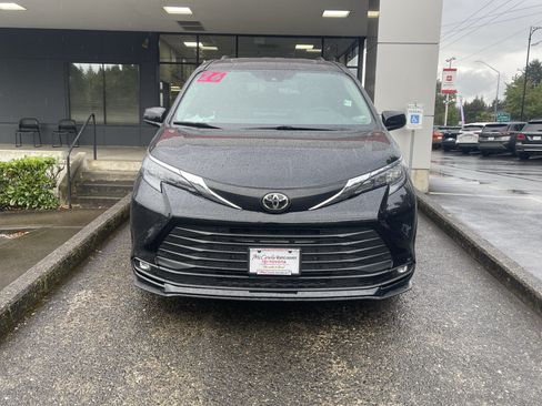 Certified 2026 Toyota Sienna XLE FWD image 3