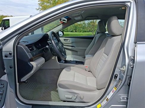 Used 2016 Toyota Camry image 17