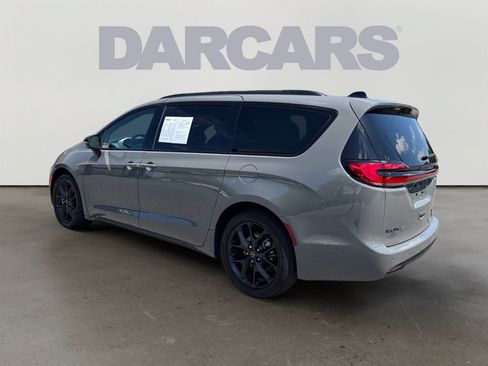 Used 2025 Chrysler Pacifica Limited FWD image 5