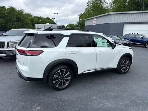 New 2026 Nissan Pathfinder Platinum FWD image 6
