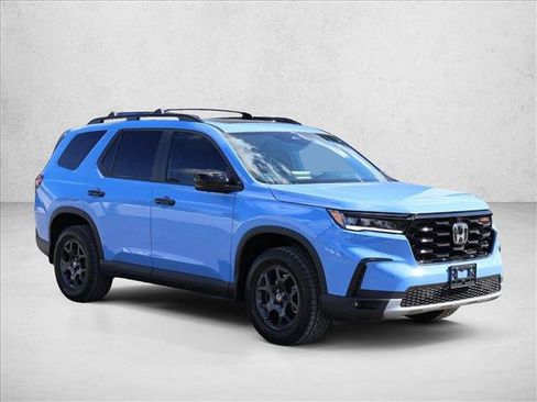 Used 2025 Honda Pilot TrailSport image 3