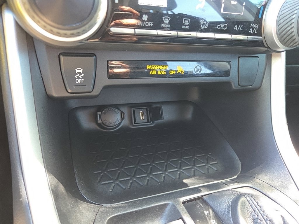 Used 2020 Toyota RAV4 LE FWD image 39