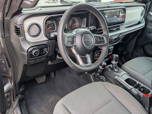 Used 2025 Jeep Wrangler Unlimited Sahara AWD/4WD image 12