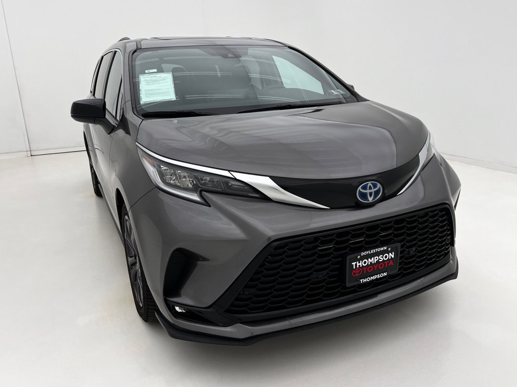 Used 2022 Toyota Sienna XSE w/ XSE Plus Package FWD image 3