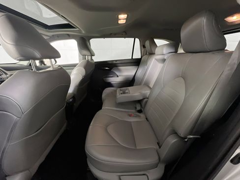 Used 2021 Toyota Highlander XLE image 25